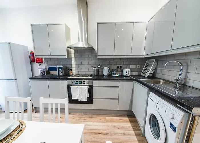 3Beds / 3Baths Close To Portobello Road